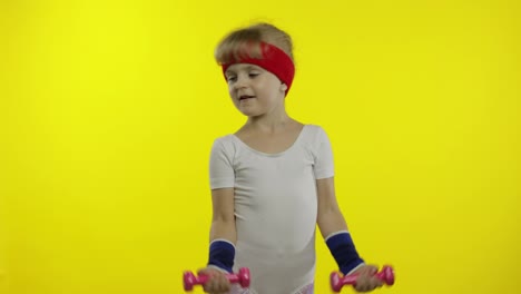 Kaukasisches-Mädchen-In-Sportbekleidung-Macht-Übungen-Mit-Hanteln.-Training-Für-Kinder.-Sportliches-Kind