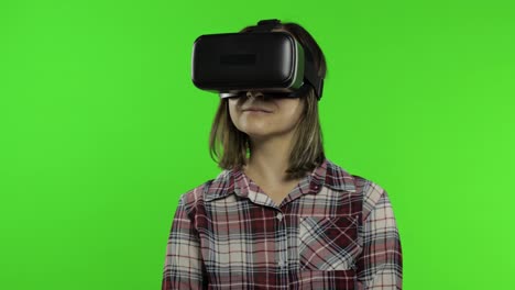 Frau-Benutzt-VR-Headset-Helm,-Um-Spiel-Zu-Spielen,-Zu-Tanzen.-Ansehen-Eines-Virtual-Reality-3D-Videos.-Chroma-Key