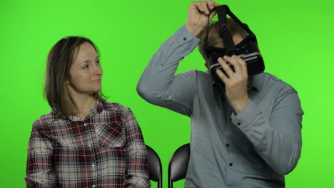 Mann-Und-Frau-Benutzen-VR-Headset-Helm,-Um-Ein-Spiel-Zu-Spielen.-Ansehen-Eines-Virtual-Reality-3D-Videos.-Chroma-Key