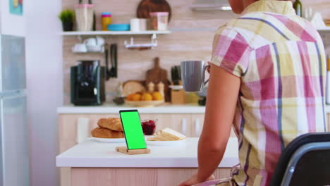 Hausfrau-Schaut-Auf-Mobiltelefon-Mit-Grünem-Bildschirm