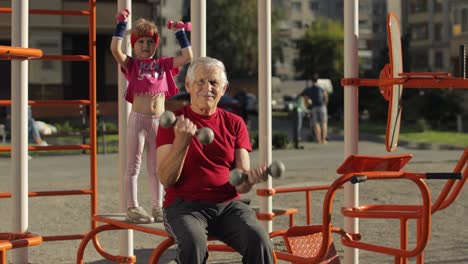 Enkelin-Und-Großvater-Machen-Fitnessübungen-Mit-Hanteln.-Älterer-Mann-Mit-Kind,-Kleines-Mädchen