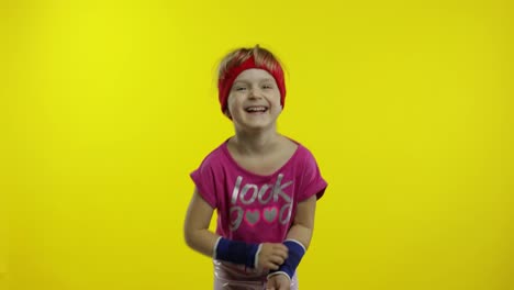 Kleines-Glückliches-Kaukasisches-Mädchen-In-Rosa-Sportkleidung-Lächelt-Und-Lacht.-Training-Für-Kinder.-Junges-Sportliches-Kind