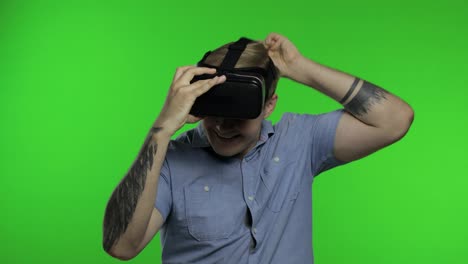 Mann-Benutzt-VR-Headset-Helm,-Um-Ein-Spiel-Zu-Spielen.-Ansehen-Von-Virtual-Reality-3D-360-Videos.-Chroma-Key
