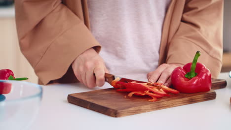 Hands-close-up-slicing-pepper