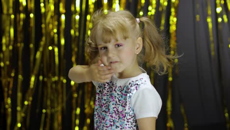 Niño-Bailando,-Disfrutando-De-La-Música,-Moviéndose-En-Un-Baile-De-Ritmo-Lento.-Niña-De-4-A-5-Años-Con-Camiseta-Brillante