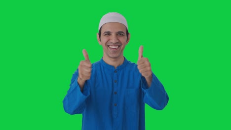 Hombre-Musulmán-Feliz-Mostrando-Los-Pulgares-Hacia-Arriba-En-La-Pantalla-Verde