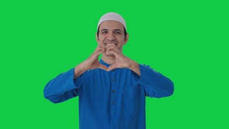 Hombre-Musulmán-Feliz-Mostrando-El-Signo-Del-Corazón-Pantalla-Verde