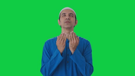 Hombre-Musulmán-Fiel-Leyendo-La-Pantalla-Verde-De-Namaz
