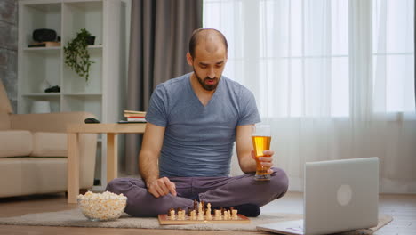 Man-playing-chess-on-video-call