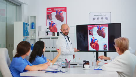 Arzt-Analysiert-Zusammen-Mit-Zertifizierten-Kollegen-Das-Bild-Von-Herzproblemen