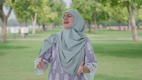 Mujer-Musulmana-Enojada-Gritando-A-La-Cámara-En-El-Parque