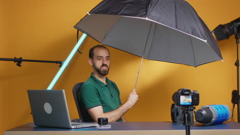 Fotograf-Begutachtet-Regenschirm