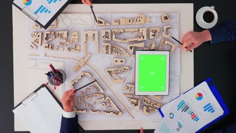 Architekten-Arbeiten-Mit-Stadtprototyp-Und-Greenscreen-Tablet