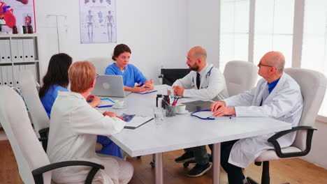 Ein-Team-Erfahrener-Ärzte-Hält-Eine-Besprechung-Im-Konferenzraum-Des-Krankenhauses-Ab