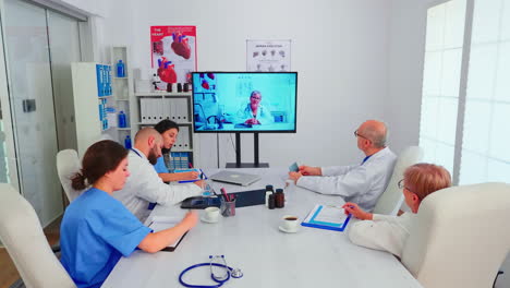 Eine-Gruppe-Von-Ärzten-Diskutiert-Während-Einer-Videokonferenz-Mit-Einem-Erfahrenen-Mediziner
