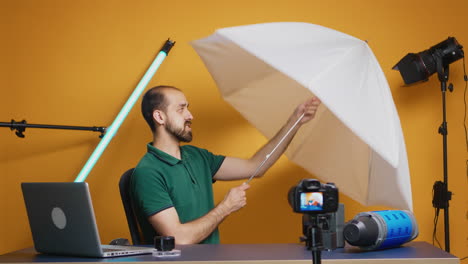 Fotograf-Hält-Weißen-Regenschirm