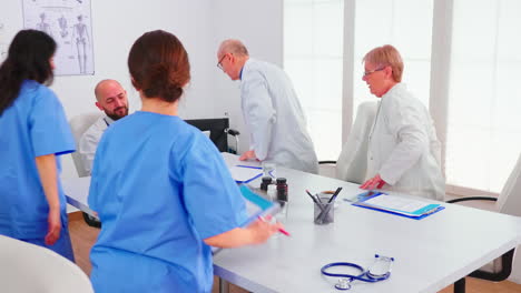 Arzt-Facharzt-Briefing-Sein-Medizinisches-Team-Im-Krankenhaus-Konferenzraum