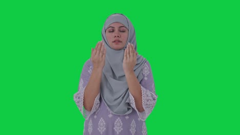 Glückliche-Muslimische-Frau,-Die-Zu-Gott-Betet,-Grüner-Bildschirm