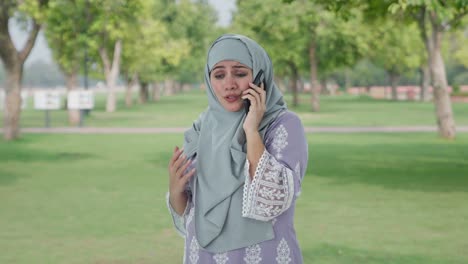 Wütende-Muslimische-Frau-Schreit-Im-Park-Am-Telefon