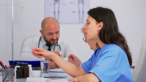 Ärzte-Und-Krankenschwestern-Diskutieren-Im-Besprechungsraum-über-Medizin