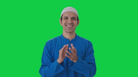 Hombre-Musulmán-Feliz-Diciendo-Aplaudiendo-Y-Apreciando-La-Pantalla-Verde