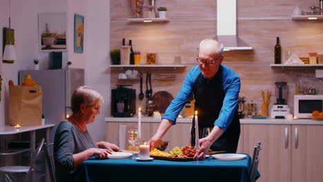 Rentner-überlebt-Das-Abendessen