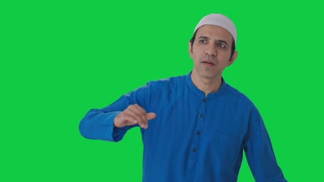 Hombre-Musulmán-Confundido-Buscando-Algo-En-Pantalla-Verde