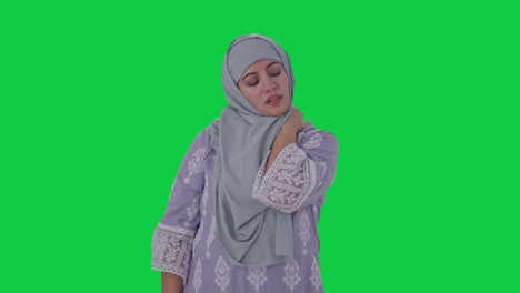 Muslimische-Frau-Leidet-Unter-Nackenschmerzen,-Grüner-Bildschirm