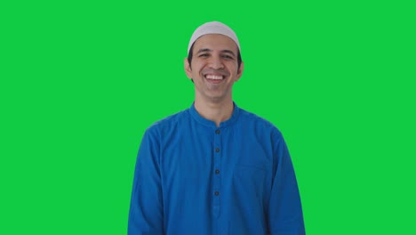 Glücklicher-Muslimischer-Mann,-Der-Auf-Jemandem-Auf-Grünem-Bildschirm-Lacht