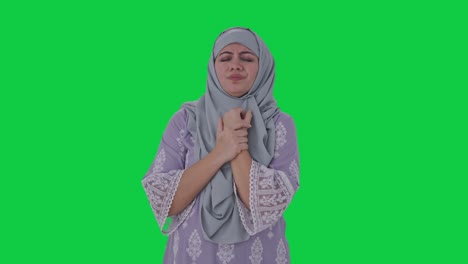 Muslimische-Frau,-Die-An-Arthritis-Leidet,-Grüner-Bildschirm