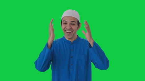 Glücklicher-Muslimischer-Mann,-Der-Auf-Dem-Grünen-Bildschirm-Der-Kamera-Lacht