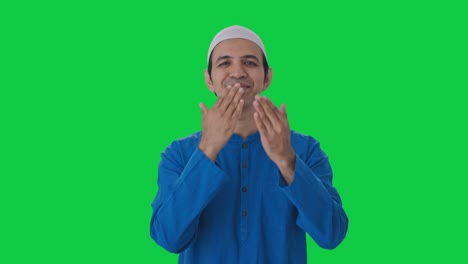 Glücklicher-Muslimischer-Mann,-Der-Fliegende-Küsse-Auf-Grünem-Bildschirm-Gibt