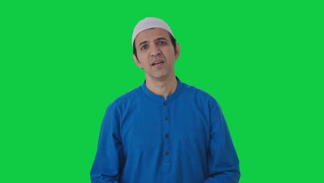 Un-Musulmán-Molesto-Ve-Algo-Impactante-En-Una-Pantalla-Verde