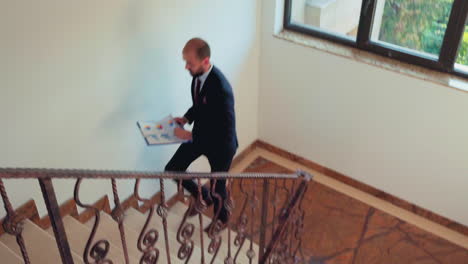 Business-colleagues-and-manager-executive-meeting-on-stairs