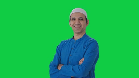 Porträt-Eines-Glücklichen-Muslimischen-Mannes,-Der-Mit-Gekreuzten-Händen-Auf-Grünem-Bildschirm-Steht