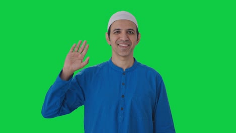 Fröhlicher-Muslimischer-Mann-Sagt-Hallo,-Grüner-Bildschirm