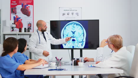 Ärzteteam-Analysiert-Digitales-Röntgen-Während-Des-Brainstormings