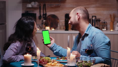 Green-screen-phone-at-dinner