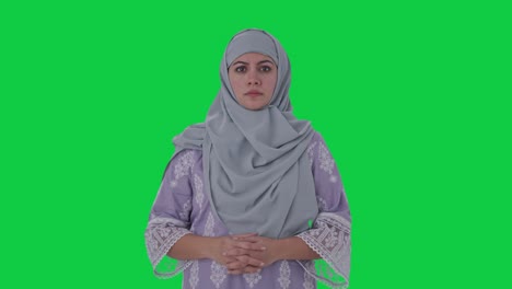 Mujer-Musulmana-Enojada-Mirando-La-Pantalla-Verde-De-La-Cámara