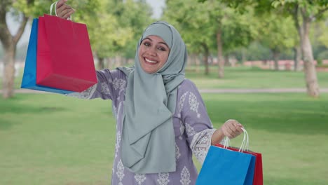 Glückliche-Muslimische-Frau-Beim-Einkaufen-Im-Park