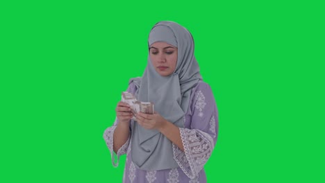 Ernsthafte-Muslimische-Frau,-Die-Geld-Zählt,-Grüner-Bildschirm