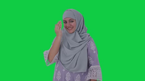 Glückliche-Muslimische-Frau,-Die-Adaab-Green-Screen-Macht