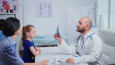 Radiologist-having-good-news-for-child