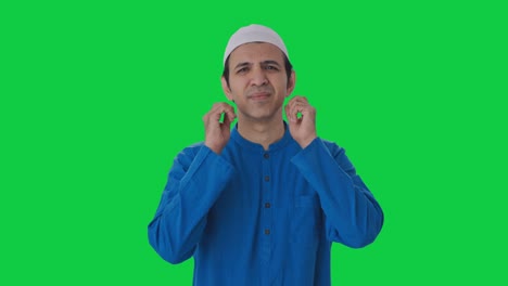 Schuldiger-Muslimischer-Mann-Entschuldigt-Sich-Und-Entschuldigt-Sich-Auf-Grünem-Bildschirm