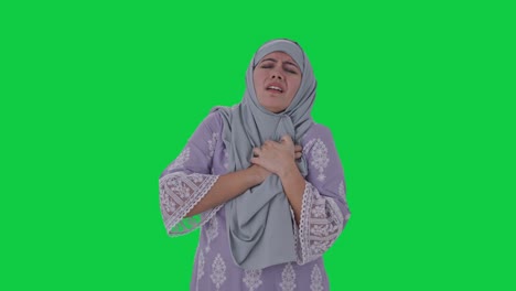 Mujer-Musulmana-Que-Tiene-Una-Pantalla-Verde-De-Ataque-Al-Corazón.