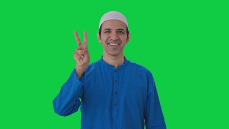 Hombre-Musulmán-Feliz-Mostrando-El-Signo-De-La-Victoria-Pantalla-Verde