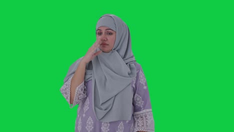 Verstörte-Muslimische-Frau,-Angewidert-Von-Schlechtem-Geruch,-Grüner-Bildschirm
