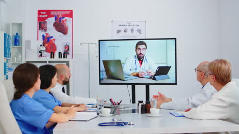 Mediziner-Hören-Sich-Die-Online-Videopräsentation-Aufmerksam-An