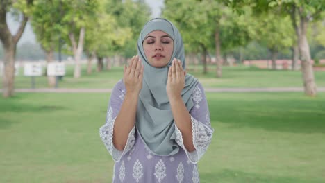 Glückliche-Muslimische-Frau,-Die-Im-Park-Zu-Gott-Betet