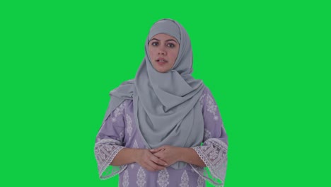 Mujer-Musulmana-Hablando-Ante-La-Cámara-Pantalla-Verde